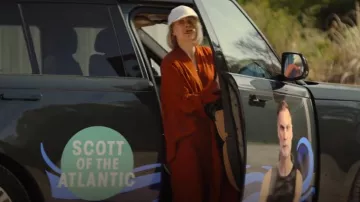 Pantalon large fluide Zara en rouge roux porté par Karen Newman (Sian Brooke) comme on le voit dans Trying (S04E05)