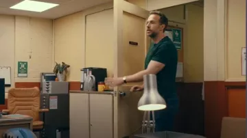 Polo Ralph Lauren T-shirt personnalisé en coton doux à coupe ajustée porté par Jason Ross (Rafe Spall) comme on le voit dans Trying (S04E05)