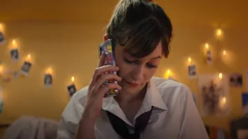 Étui iPhone UO Gummy Bear porté par la princesse (Scarlett Rayner) comme on le voit dans Trying (S04E06)
