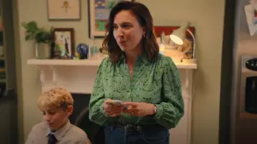 Chemise Zara verte de l’enfant de personne portée par Nikki Newman (Esther Smith) comme on le voit dans Trying (S04E06)