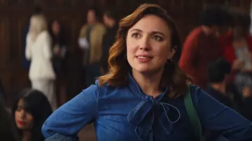 & Other Stories Chemisier en denim à col lavallière porté par Nikki Newman (Esther Smith) comme on le voit dans Trying (S04E06)