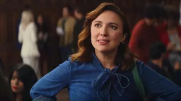 & Other Stories Chemisier en denim à col lavallière porté par Nikki Newman (Esther Smith) comme on le voit dans Trying (S04E06)