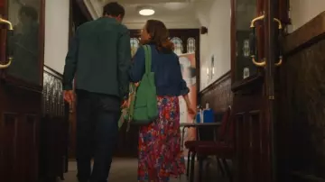 Jupe midi à fleurs Jigsaw Rave, rose/multi portée par Nikki Newman (Esther Smith) comme on le voit dans Trying (S04E06)