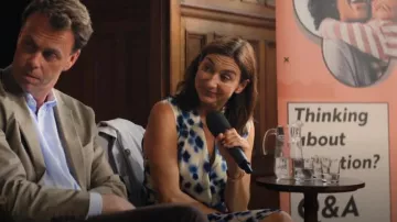 Robe à fleurs portefeuille Zara portée par Karen Newman (Sian Brooke) comme on le voit dans Trying (S04E06)