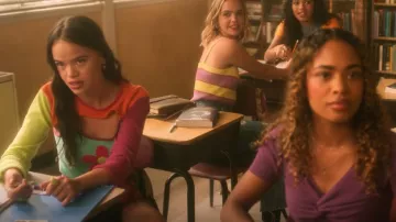 DEliA*s by Dolls Kill Daisy Vision Shrug & Tank Set porté par Minnie 'Mouse' Honrada (Malia Pyles) comme on le voit dans Pretty Little Liars : Original Sin (S02E06)