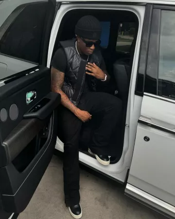 Jeans évasés noirs 'Stack' Amiri portés par Yungeen Ace sur le compte Instagram @yungeenace