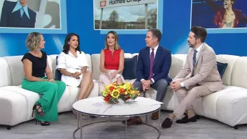 Jupe midi Miu Miu Crepe De Chine Cuori portée par Savannah Guthrie comme on le voit dans Today le 19 juin 2024