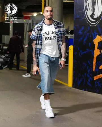 Camiseta Celine White & Navy-Trim 'Celine Paris' usada por Paul Jamaine Washington Jr. en la cuenta de Instagram @dallasmavs