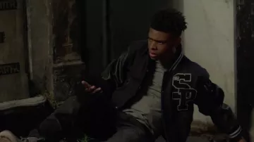 La chaqueta negra de Tyrone Johnson / Cloak (Aubrey Joseph) en Marvel's Cloak & Dagger