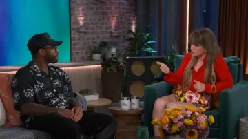 Pantalones cortos con estampado floral de Dolce & Gabbana usados por Kelly Clarkson como se ve en The Kelly Clarkson Show el 17 de junio de 2024