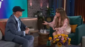 Chaleco de lana y seda Zimmermann Natura usado por Kelly Clarkson como se ve en The Kelly Clarkson Show el 18 de junio de 2024