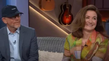 Veste Ulla Johnson Elias en Canyon Sunset portée par Cheryl Henson vue dans The Kelly Clarkson Show le 18 juin 2024