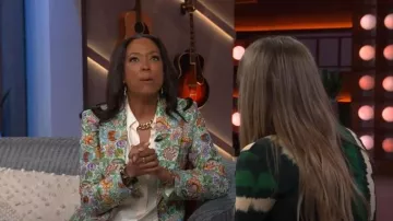 Blazer de jacquard floral Etro usado por Aisha Tyler como se ve en The Kelly Clarkson Show el 19 de junio de 2024