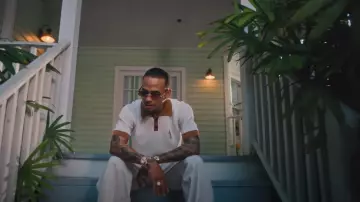 Amiri White & Brown-Trim Staggered Logo Polo worn by Ozuna in KEY-KEY FT OZUNA - TENGO UN PLAN REMIX (VÍDEO OFICIAL)