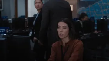 Chemise Sezane Annira portée par l’analyste Elise Taylor (Vedette Lim) vue dans FBI (S06E12)