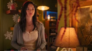 Brandy Melville Brandy 1/4 Button Zelly porté par Claire (Thailey Roberge) tel qu’on le voit dans Reginald le vampire (S02E07)