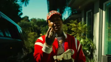 Sombrero Chanel Red & White Tweed Monaco Patch usado por Moneybagg Yo en Moneybagg Yo - RICH VIKING [Video Musical Oficial]