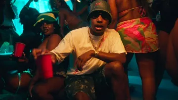 Pantalones cortos de mezclilla Marni Blue Allover Drip Logo usados por Rob49 en Rob49 - Off Dat Drank [Video oficial]