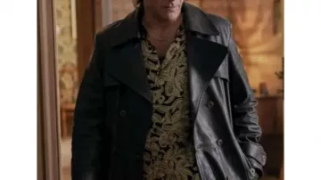 Atuendos de la serie de televisión Supersex: Tommaso (Adriano Giannini) lleva un abrigo largo de cuero negro en la temporada 1