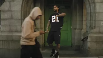 Mitchell & Ness Atlanta Falcons #21 Sanders 25th Anniversary Black Jersey porté par Dave East dans Dave East x Mike & Keys - GOD L’A PRODUIT [Vidéo officielle]