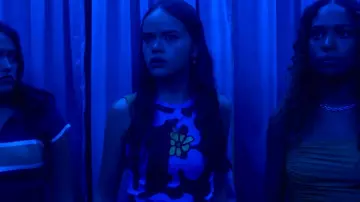 Gilet abstrait Lazy Oaf porté par Minnie 'Mouse' Honrada (Malia Pyles) comme on le voit dans Pretty Little Liars : Original Sin (S02E06)