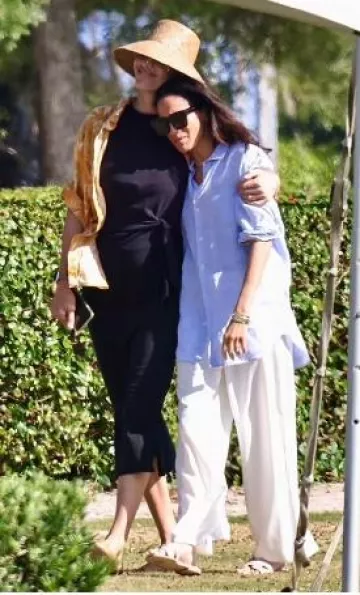 Sandale en cuir Hermes Oran en blanc portée par Meghan Markle à Palm Beach le 13 avril 2024