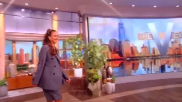 Bermuda en laine Armarium Romeo porté par Jessica Alba tel que vu dans The View le 20 juin 2024