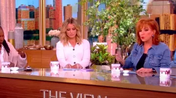 Cinq A Sept Vera Denim Patchy Shacket usado por Joy Behar como se ve en The View el 20 de junio de 2024
