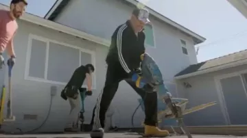 Chándal de tricot Adidas Sportswear Basic de 3 rayas usado por Laurence Fishburne como se ve en Celebrity IOU (S07E11)