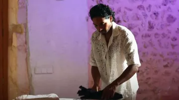 Haut en jacquard géométrique Zara porté par Munveer Jabbal comme on le voit dans Love Island : Aftersun (S11E01)