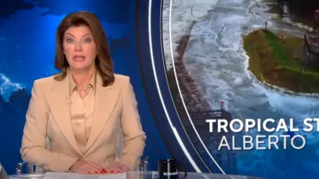 Blazer de lana crepé con solapa ancha de Michael Kors usado por Norah O'Donnell visto en CBS Evening News el 19 de junio de 2024