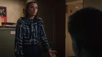 Blusa Joie Lutana usada por Erin Reagan (Bridget Moynahan) como se ve en Blue Bloods (T14E09)