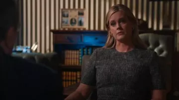 Pendiente de aro acanalado plano Whistles usado por Abigail Baker (Abigail Hawk) como se ve en Blue Bloods (T14E10)