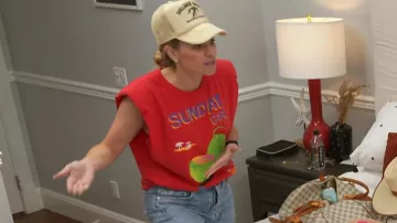 Tenues de la maison d’été : Lindsay Hubbard porte un t-shirt graphique Sunday Girl dans l’épisode 5 de la saison 8