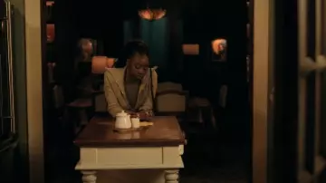 Pull zippé en laine et cachemire Vince porté par Kiesha Williams (Birgundi Baker) comme on le voit dans The Chi (S06E14)