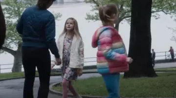 Chaqueta de baño de flores de Nueva York en blanco usada por Chloe como se ve en FBI (S06E13)