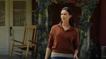 Pull Willie Brick porté par Geri Broussard (Odette Annable) tel qu’on le voit dans Walker (S04E12)