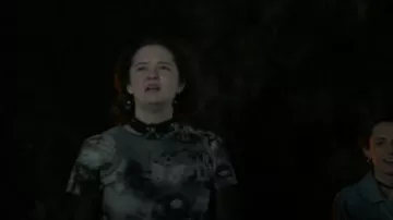 Haut superposé Dangerfeld Blackfriars porté par Ash comme on le voit dans Les Mystères de Brokenwood (S10E05)