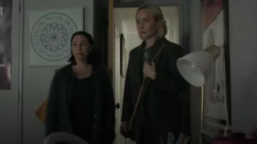 Manteau gris Trenery porté par Kristin Sims (Fern Sutherland) comme on le voit dans Les mystères de Brokenwood (S10E05)