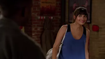 Nouvelles tenues de la saison 3 de Girl : Cece Parekh (Hannah Simone) porte le débardeur Trouvé Blue and Black Colorblock dans l’épisode 1 de la série télévisée