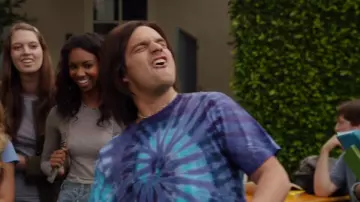 Ropa para chicas nuevas: Nick Miller (Jake Johnson) usa una camisa Aloré Spiral Purple-Blue Tie-Dye en el episodio 2 de la temporada 3