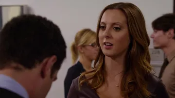 Vestuario de nueva chica: Beth (Eva Amurri) usa el collar de puntos dorados de Peggy Li en el episodio 2 de la temporada 3