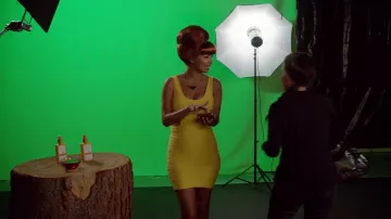 Nouvelle série télévisée pour filles : Cece Parekh (Hannah Simone) porte la robe moulante jaune Bebe Side Cut Out dans la saison 3, épisode 2