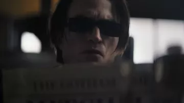 Le film Batman Outfits : Robert Pattinson porte des lunettes de soleil noires fines pour jouer Bruce Wayne dans le film