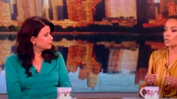 Blusa de mezcla de seda bordada Kobi Halperin Kiana usada por Ana Navarro como se ve en The View el 21 de junio de 2024