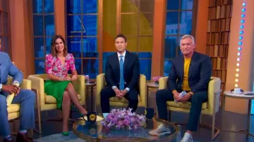Haut froncé Sandro Becky porté par Rebecca Jarvis tel que vu dans Good Morning America le 21 juin 2024