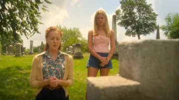 Top de encaje de Guizio Paloma usado por Kelly Beasley (Mallory Bechtel) como se ve en Pretty Little Liars: Original Sin (T02E07)