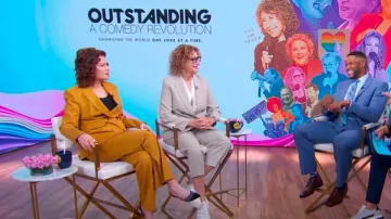 Blazer cruzado plateado en mostaza usado por Sandra Bernhard como se vio en Good Morning America el 21 de junio de 2024