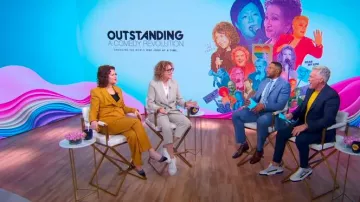 Pantalón Argent Slim Pintuck en mostaza usado por Sandra Bernhard como se vio en Good Morning America el 21 de junio de 2024