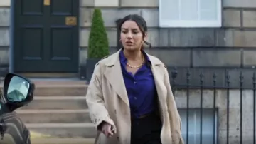 Cinturón de Massimo Dutti Gabardina usada por DC Siobhan Clarke (Lucie Shorthouse) como se ve en Rebus (S01E04)